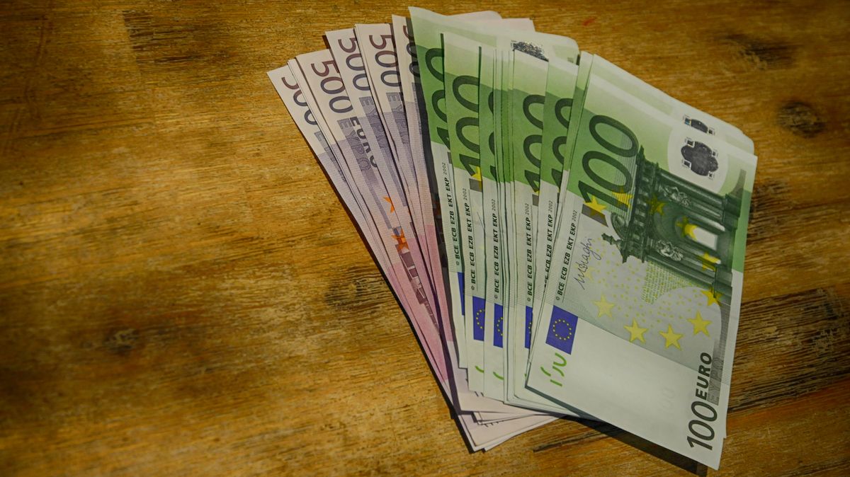 Evropská komise chce kvůli praní špinavých peněz omezit platby v hotovosti